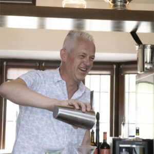 Gastheer maakt cocktail