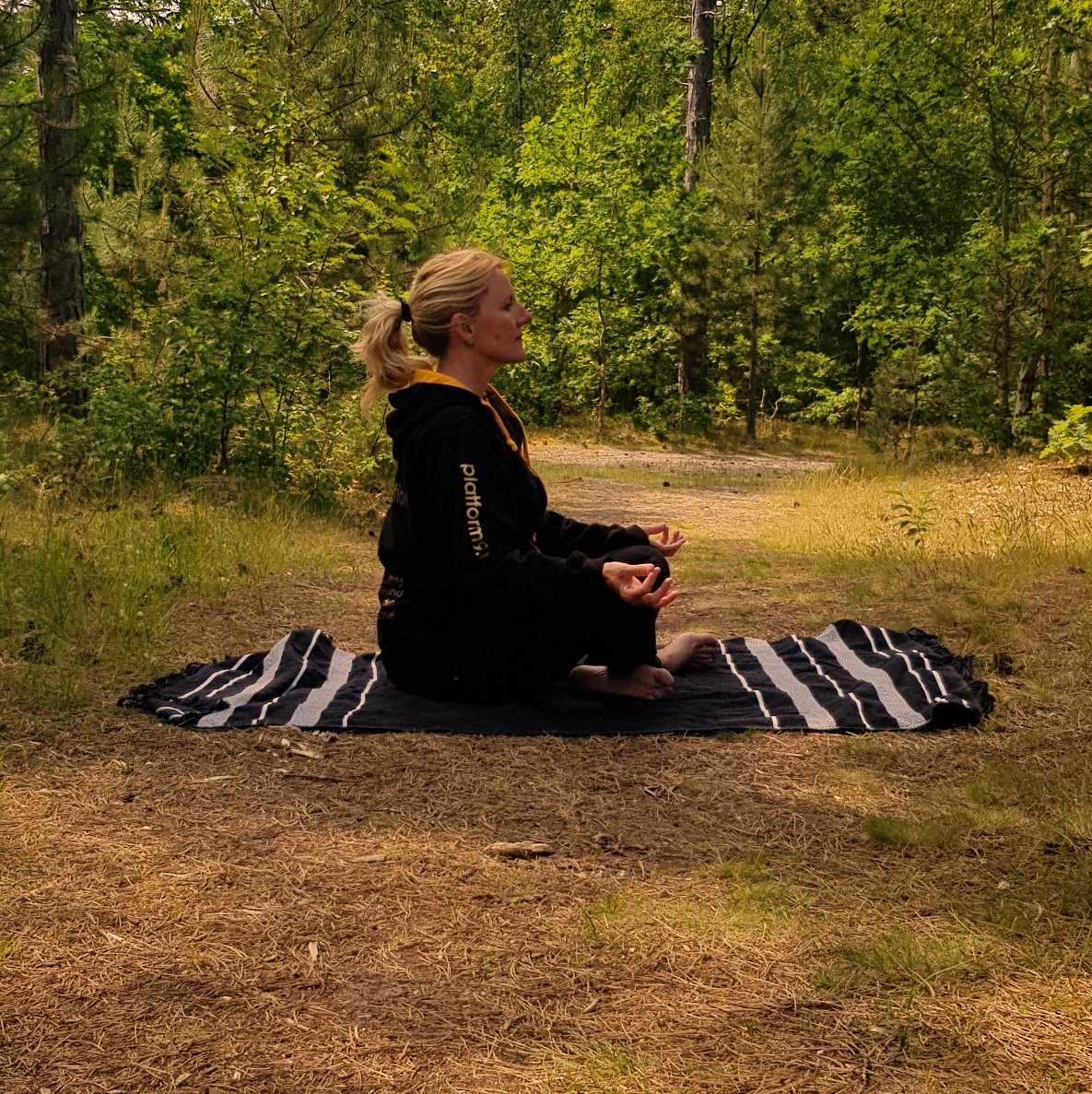 loslaten met yoga op vlieland in de herfst