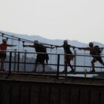 Solidariteit en women power op de hangbrug van de Caminito del Rey