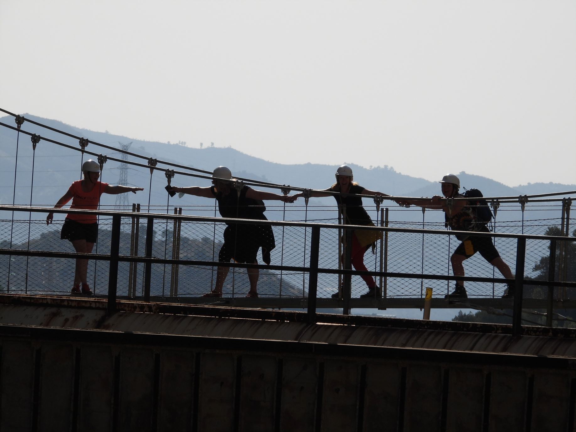 Solidariteit en women power op de hangbrug van de Caminito del Rey