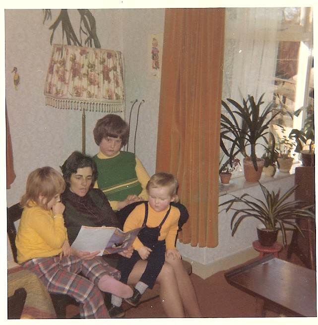 Trea en haar broers bij mama op schoot in 1974