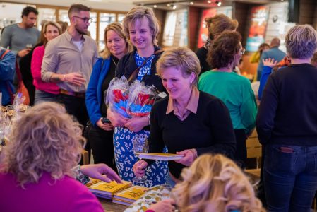 28 2023-02 Lancering Geluksboek-129 signeren ineke
