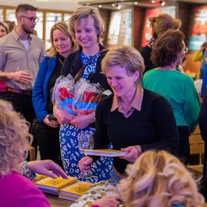 28 2023-02 Lancering Geluksboek-129 signeren ineke
