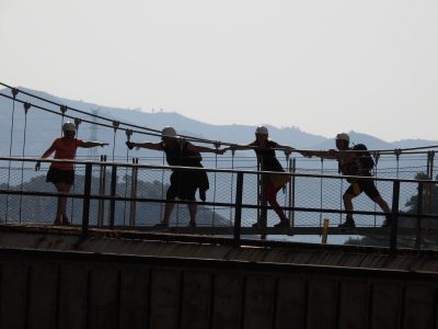 Powervrouwen op de hangbrug van de Caminito del Rey