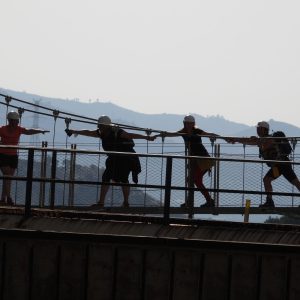 Powervrouwen op de hangbrug van de Caminito del Rey