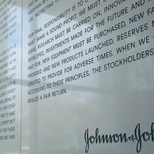 Johnson slogan in beton gegoten