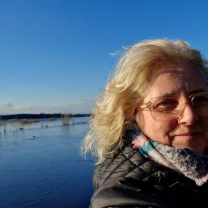Trea ten Kate wandelt op de dijk